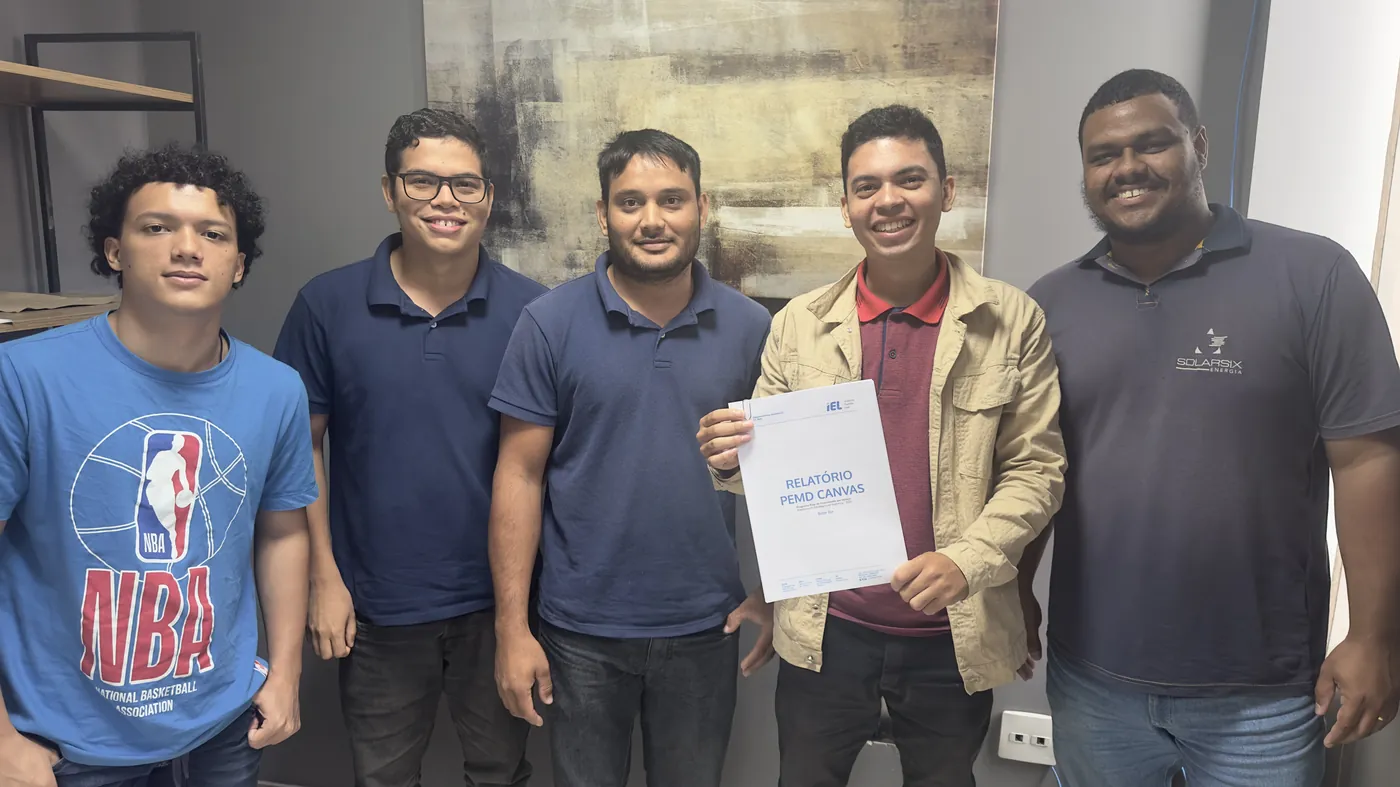 Equipe da Solar Six com o Relatório PEMD Canvas entregue