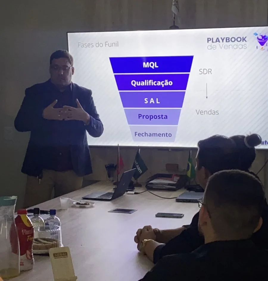 Reinaldo Valente apresentando as fases do funil em um treinamento de vendas