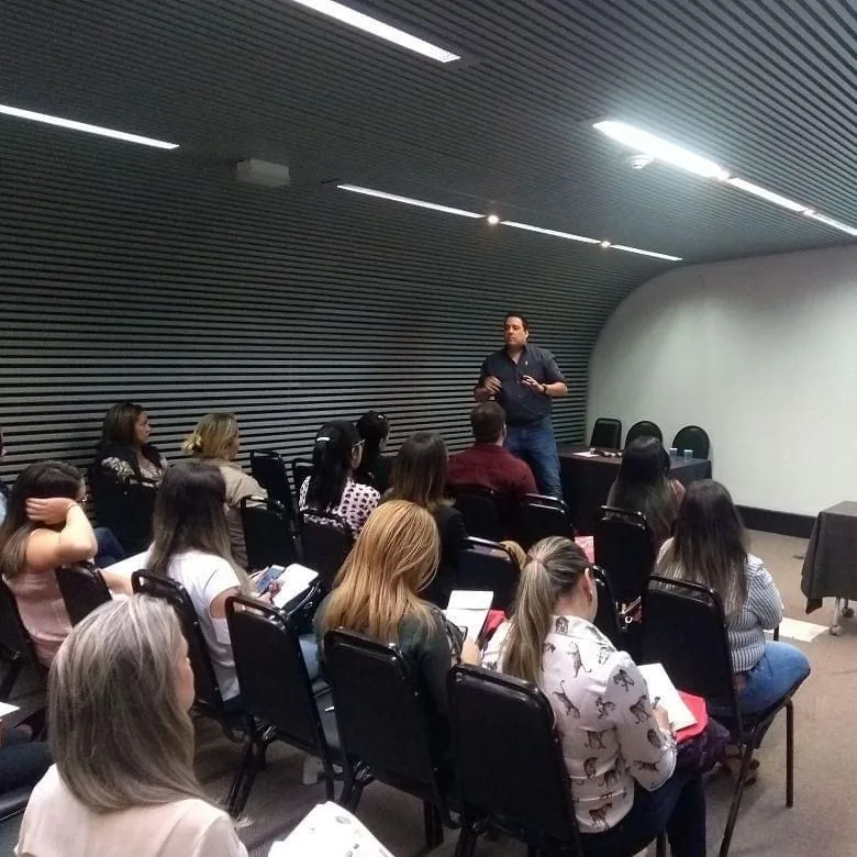Reinaldo Valente conduzindo um treinamento presencial para uma equipe comercial