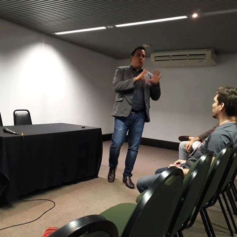 Reinaldo Valente em palestra na Associação Comercial do Pará