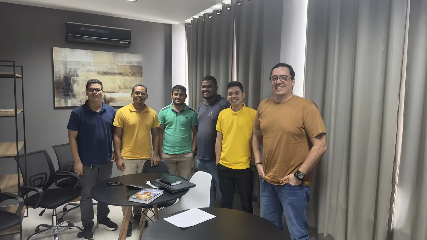 Reinaldo Valente com a equipe de um cliente